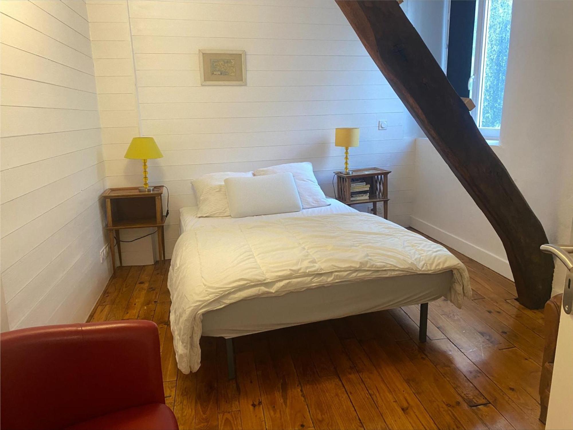 Apartment Renove Au Centre Du Palais, Proche Et Commodites - Fr-1-418-226 *